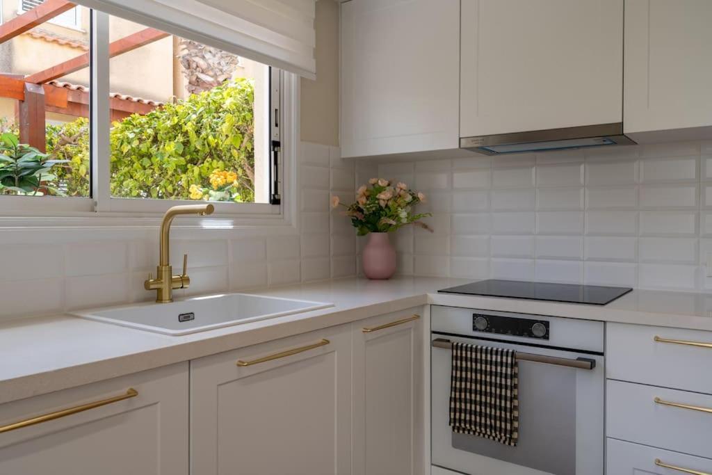 Cozy Nerina Cottage At Harbour Paphos Bagian luar foto
