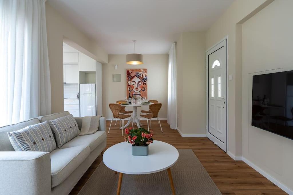 Cozy Nerina Cottage At Harbour Paphos Bagian luar foto
