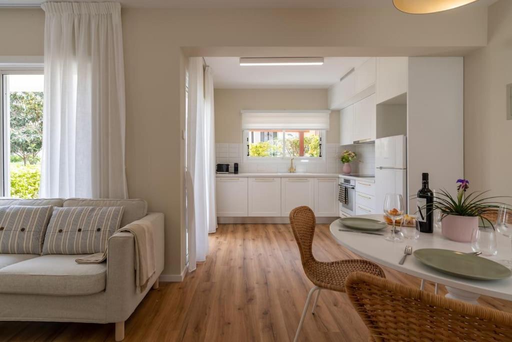 Cozy Nerina Cottage At Harbour Paphos Bagian luar foto